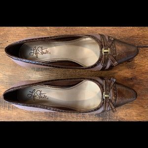 Taupe/white herringbone pattern with bronze patent leather size 6.5 wedge